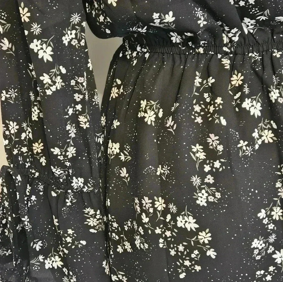 Cupcakes and Cashmere Floral Long Sleeve Romper Size Small NWT - Picture 6 of 10
